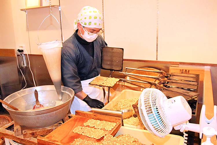 月待庵「豆せんべい店」